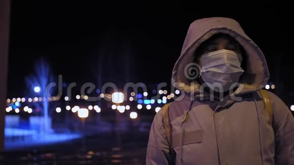 街上一个戴着防护面具的年轻女学生的肖像视频的预览图