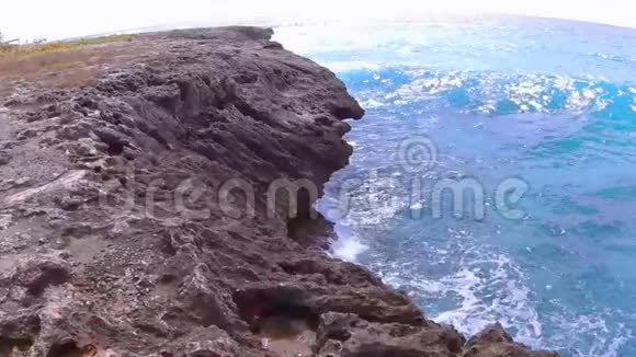 波浪溅在岩石上视频的预览图