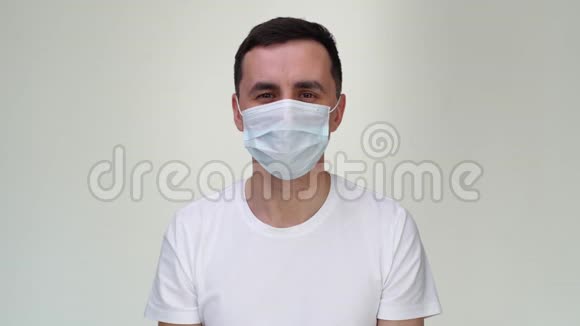 医用面具中快乐男性的肖像显示OK手势视频的预览图