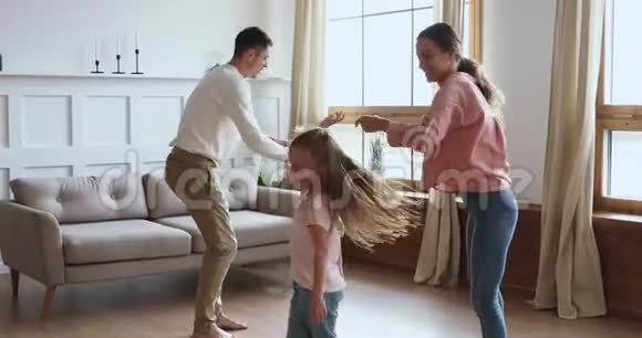 快乐的父亲和母亲和孩子们一起跳舞视频的预览图