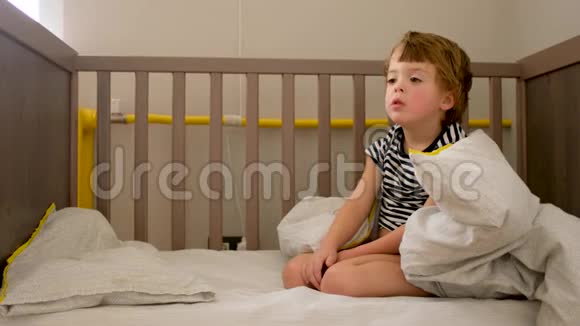 熟睡的男孩坐在婴儿床上视频的预览图