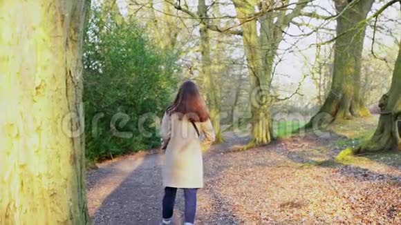 一位年轻女子穿过公园视频的预览图