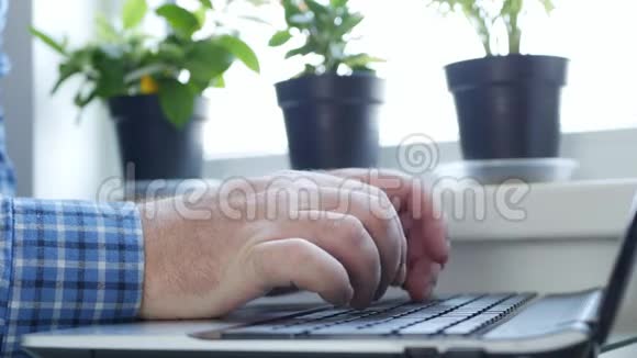商务人士在家庭使用电脑及互联网连接工作视频的预览图
