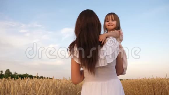 快乐的家庭旅行孩子在妈妈怀里幸福的家庭观念妈妈和小女儿在一片田野上玩耍视频的预览图
