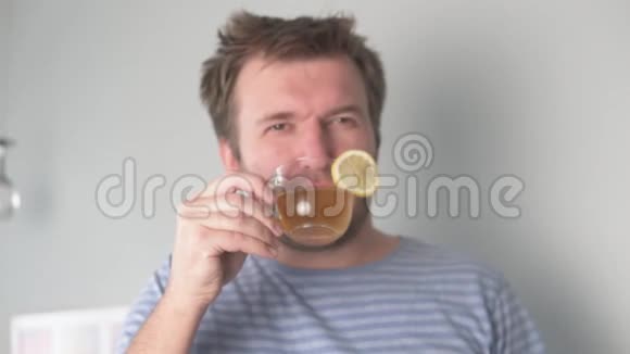 男人喝柠檬茶视频的预览图