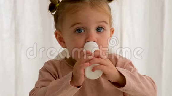孩子喝一瓶牛奶视频的预览图