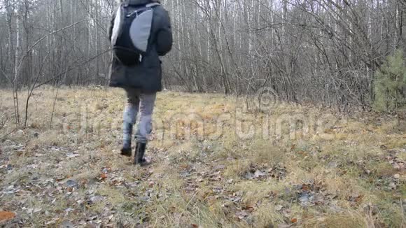 在森林里用平板电脑徒步旅行者视频的预览图