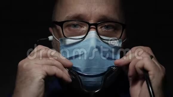 医生戴防护面罩医生戴防护装备视频的预览图