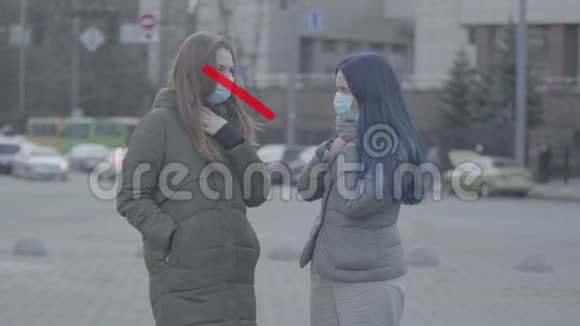 两名戴着防护面罩的白种人年轻女性在户外谈论禁止交叉和65英尺的安全视频的预览图