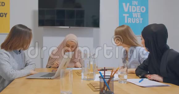 不同的女性同事在办公室会谈讨论hijab亚洲商业计划视频的预览图