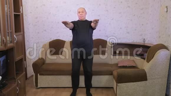 一个男人在客厅锻炼时做腿部摆动练习视频的预览图