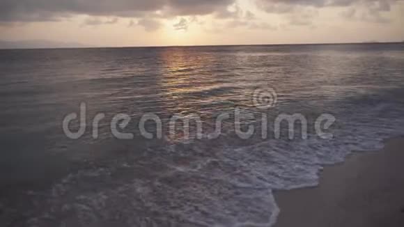 日落时的热带海滩视频的预览图