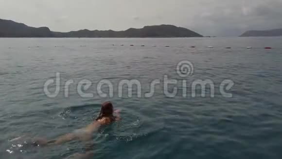 年轻女子在海里游泳视频的预览图