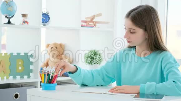 漂亮的女孩用铅笔写作视频的预览图