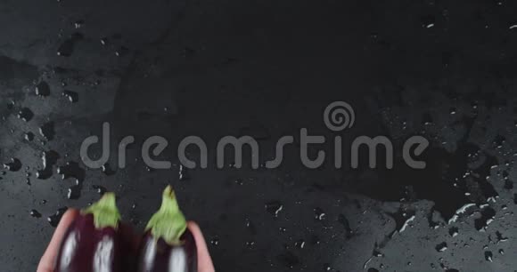 熟茄子在男人手里视频的预览图