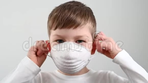 病毒和流感防护概念男孩摘下面具快乐视频的预览图