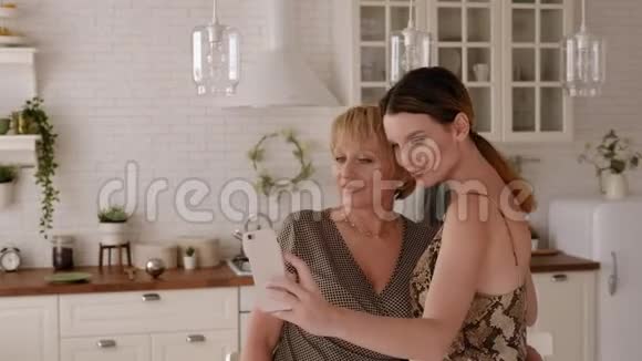 一位成年女性和一位年迈的母亲在厨房的家里自拍视频的预览图