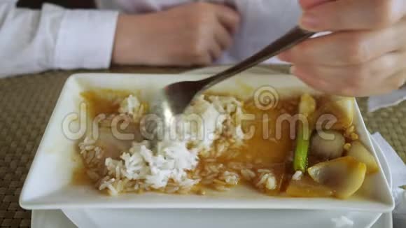 女人用酱汁吃米饭没有脸视频的预览图