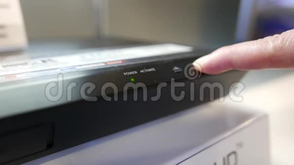 电器店内DVD播放机上的手动按键视频的预览图