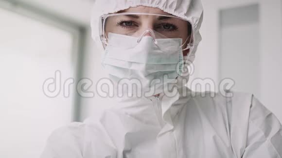 实验室医生的视频显示冠状病毒治愈视频的预览图
