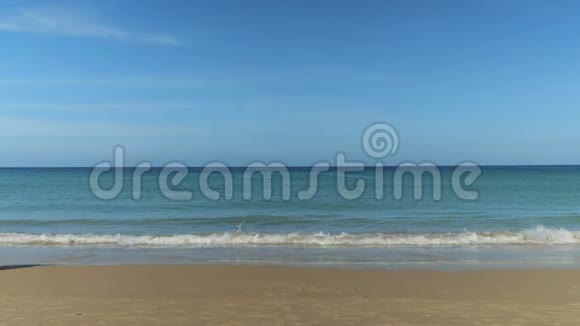 快乐的年轻夫妇在海边的阳光沙滩上奔跑拥抱视频的预览图