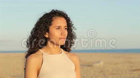 拉丁女人缓慢呼吸新鲜空气视频的预览图