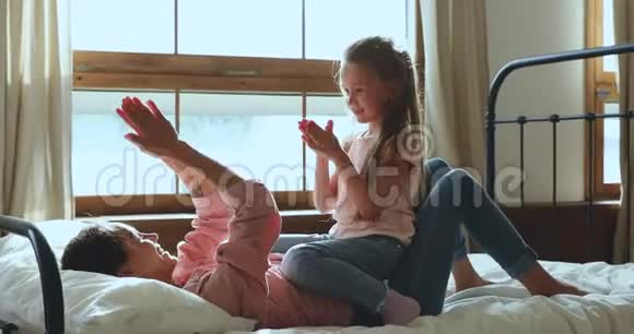 可爱的小妈妈和小女儿玩馅饼蛋糕视频的预览图