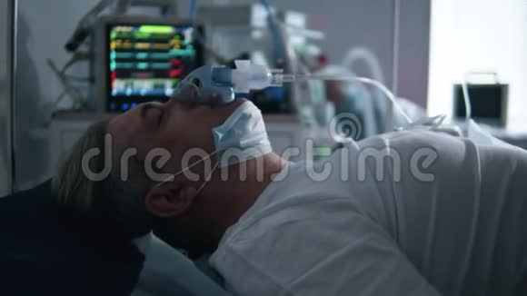男性病人通过氧气面罩呼吸COVID19病毒冠状病毒流行病概念视频的预览图