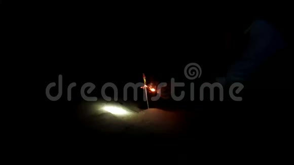在夜间慢镜头中燃烧的爆竹视频的预览图