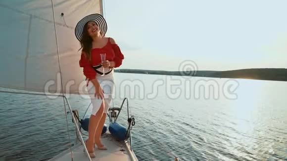 加上大小号的女人带着酒杯在帆船上视频的预览图