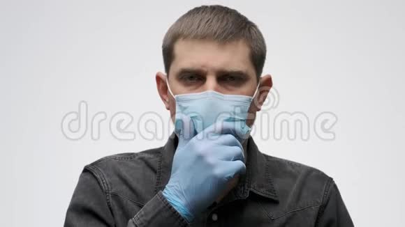 男人咳嗽用戴手套的手捂住嘴视频的预览图