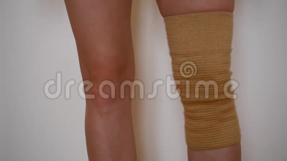 用弹性支撑伤膝视频的预览图