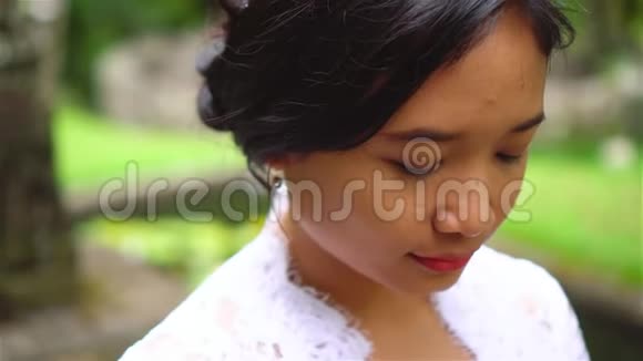 有魅力的印尼亚洲女孩的肖像她微笑着看着镜头视频的预览图