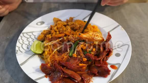 泰国面条配虾和肉酱视频的预览图