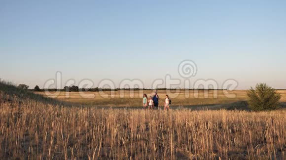 旅途中的游客家属爸爸带着两个女儿去野营旅行孩子们和带背包的父亲正在散步视频的预览图