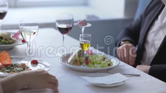 为商人提供新鲜沙拉与同事共进商务午餐视频的预览图