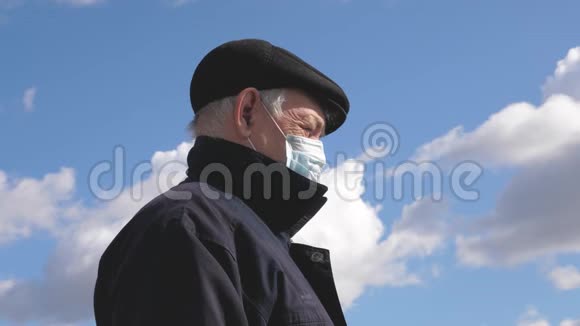 有感染的危险一个戴着医疗面具的老人流行性冠状病毒男人戴着防护面罩视频的预览图