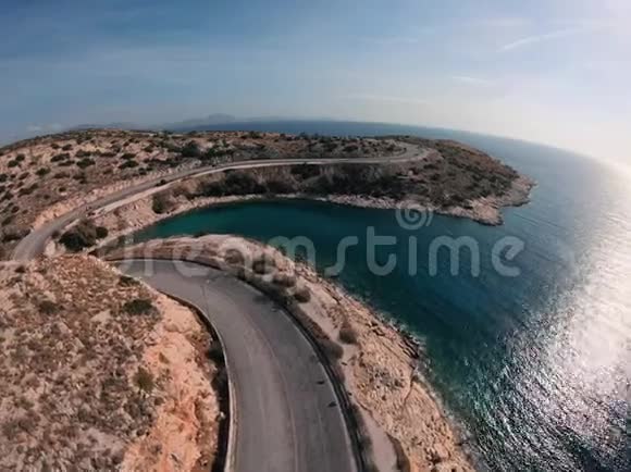 在希腊海岸上有一架无人驾驶飞机带着绿松石的水和波浪视频的预览图