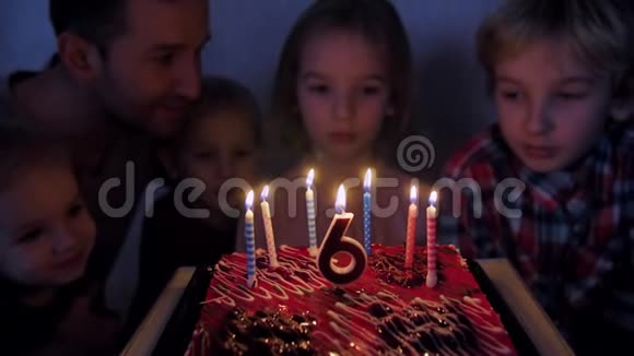 在一个大家庭的圈子里一个女孩在六岁生日时熄灭了蜡烛视频的预览图