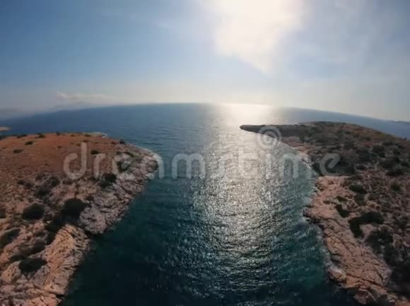 从绿松石水和海浪中飞过海湾阳光和石头视频的预览图