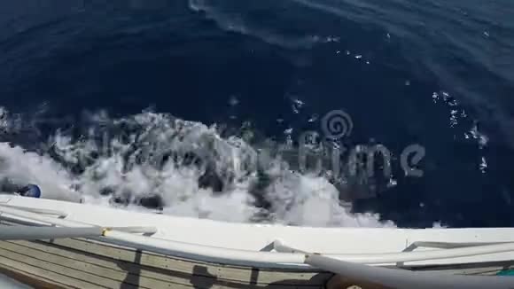 从船上看到海浪和泡沫视频的预览图