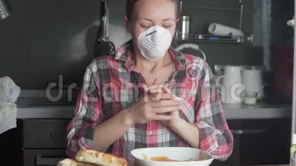 一个19岁的女人在厨房的家里吃汤视频的预览图