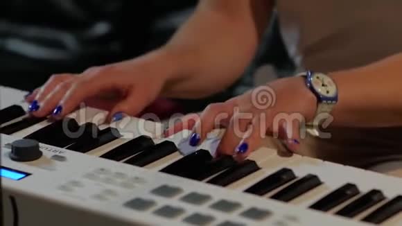 音乐家的手在钥匙上演奏视频的预览图