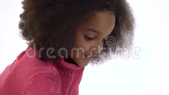 小非洲卷发女孩白色背景刺猬快关门慢动作视频的预览图