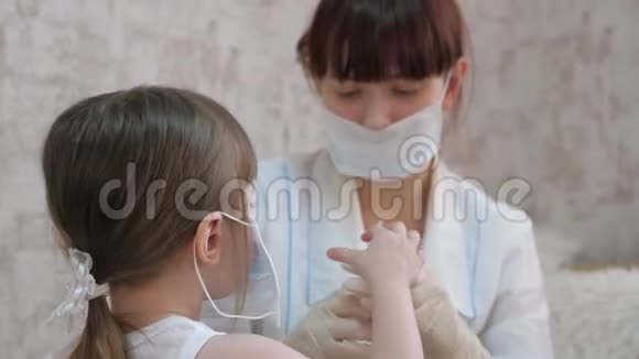 健康的小女孩注射玩具熊孩子戴着医用面具玩孩子在医院玩游戏假装是一个视频的预览图