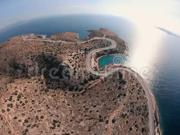 在希腊海岸上有一架无人驾驶飞机带着绿松石的水和波浪视频的预览图