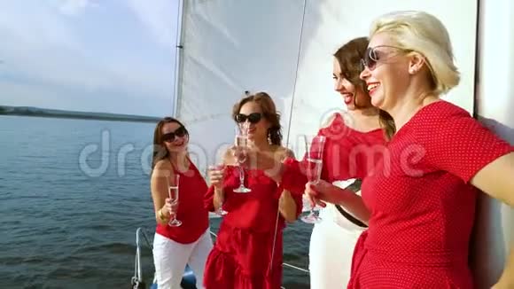 穿红色衣服的时髦女人参加帆船派对视频的预览图