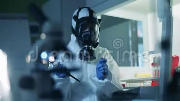 危险分子在实验室中与冠状病毒一起工作视频的预览图
