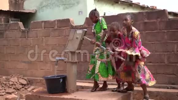 三个非洲小女孩在社区水井抽水视频的预览图