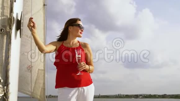有魅力的女人在帆船上喝酒视频的预览图